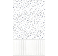 Vliesbehang met verfijnd blauw bloemenpatroon en witte houten lambrisering aan de onderkant.