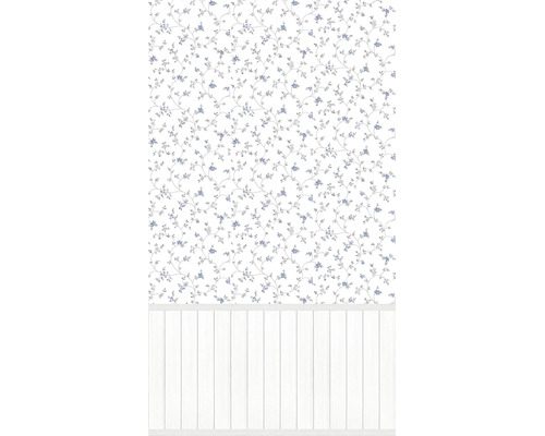 Vliesbehang met verfijnd blauw bloemenpatroon en witte houten lambrisering aan de onderkant.