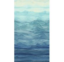 Behang met abstract aquarelpatroon van gelaagde bergketens of golven in een artistieke, mistige stijl.