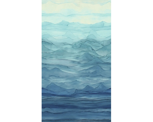 Behang met abstract aquarelpatroon van gelaagde bergketens of golven in een artistieke, mistige stijl.