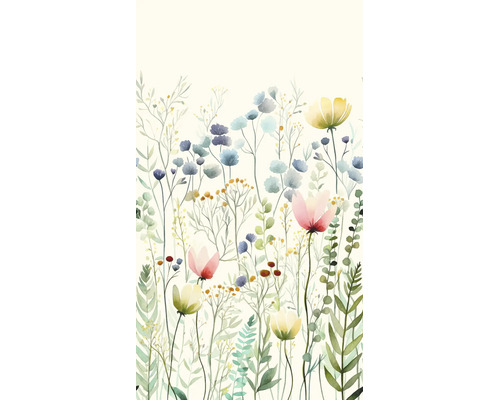 Vliesbehang met aquarel wildbloemenpatroon en bladeren in zachte tinten.