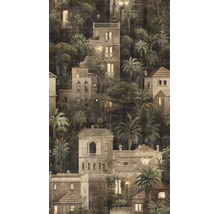 Vliesbehang met een geïllustreerde scène van mediterrane huizen, balkons, palmbomen en verlichte lantaarns.