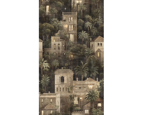 Vliesbehang met een geïllustreerde scène van mediterrane huizen, balkons, palmbomen en verlichte lantaarns.