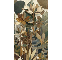 Wanddecoratie met botanisch patroon van tropische bladeren en bloemen, houtlook in aardetinten.