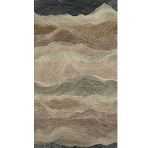 Vliesbehang met een abstract berglandschapspatroon van fijne, golvende lijnen in verschillende bruintinten.