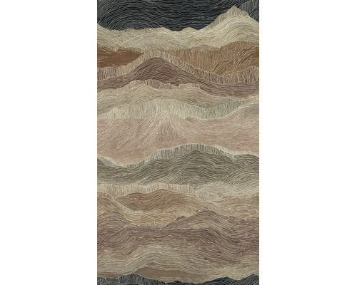 Vliesbehang met een abstract berglandschapspatroon van fijne, golvende lijnen in verschillende bruintinten.