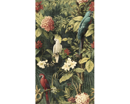 Behang met een tropisch oerwoudmotief met exotische vogels zoals ara's en een kaketoe, omringd door weelderig gebladerte en verschillende bloemen.