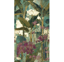 Behang met tropisch motief van bananenbladeren, witte en paarse bloemen in een artistieke vintage stijl.