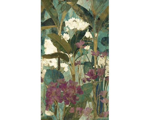 Behang met tropisch motief van bananenbladeren, witte en paarse bloemen in een artistieke vintage stijl.