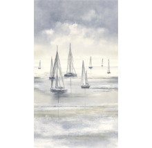 Vliesbehang met geschetste zeilboten op rustig water onder een bewolkte lucht, wanddecoratie in maritieme stijl.