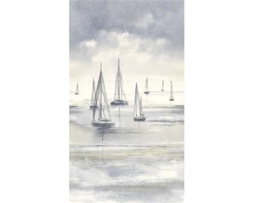 Vliesbehang met geschetste zeilboten op rustig water onder een bewolkte lucht, wanddecoratie in maritieme stijl.