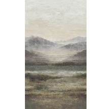 Vliesbehang met een artistiek berglandschap in de mist, getextureerd oppervlak, aardetinten.