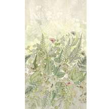 Vliesbehang met floraal patroon van varens, eucalyptusbladeren en bloemen in aquarelstijl.