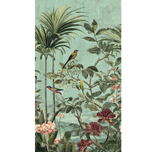 Behang met tropisch patroon van palmbomen, vogels en bloemen in illustratieve vintage stijl.