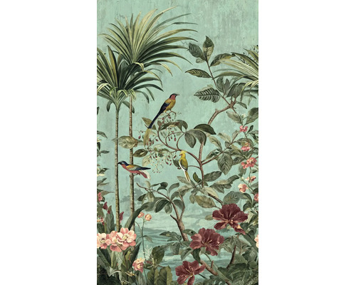 Behang met tropisch patroon van palmbomen, vogels en bloemen in illustratieve vintage stijl.