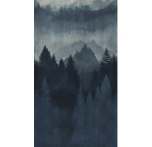 Vliesbehang met boslandschap in de mist en silhouetten van naaldbomen.