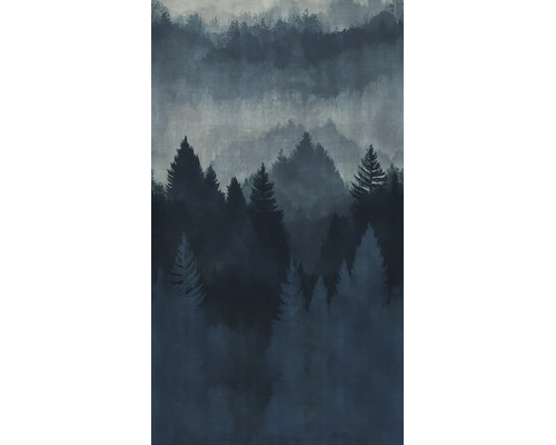 Vliesbehang met boslandschap in de mist en silhouetten van naaldbomen.