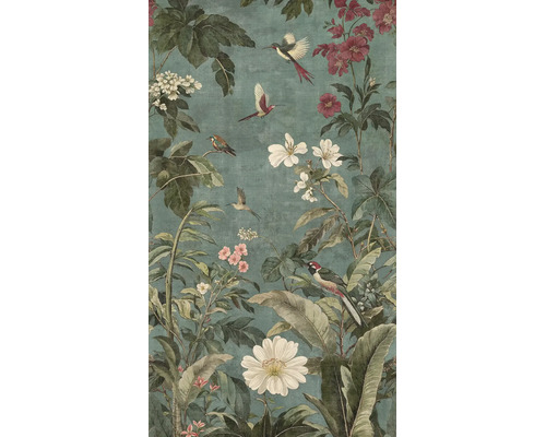 Vliesbehang met botanisch patroon van vogels, bloemen en grote bladeren in illustratiestijl.