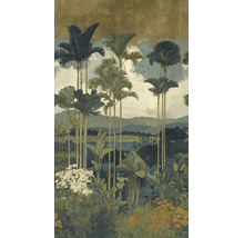 Vlies fotobehang met tropisch jungle-motief, hoge palmbomen, bergen op de achtergrond en exotische planten in schilderstijl.