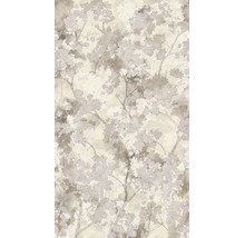 Vliesbehang met een abstract, aquarelachtig patroon van bladeren en takken in natuurtinten.