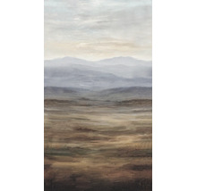 Behang met geschilderd landschapsmotief, verre bergen in de mist en een weidse vlakte.