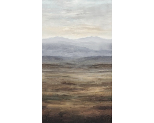 Behang met geschilderd landschapsmotief, verre bergen in de mist en een weidse vlakte.