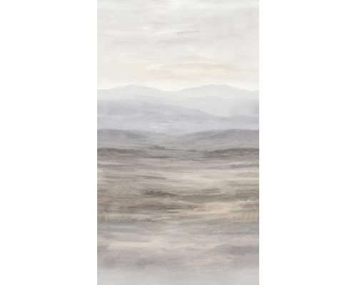 Vliesbehang met abstract landschapsmotief in zachte tinten, met bergen in de mist.