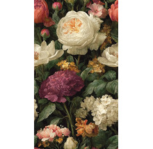 Behang met een bloemenpatroon in de stijl van een klassiek olieverfschilderij met pioenrozen, rozen en diverse bloesems.
