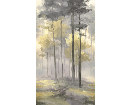 Vliesbehang met bosmotief, abstract geschilderd boslandschap met hoge bomen in de mist.
