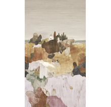 Vliesbehang met abstracte landschapsschildering in aardetinten, gestileerde huizen, bomen en rotsen met textielstructuur.