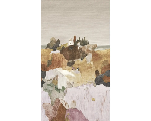 Vliesbehang met abstracte landschapsschildering in aardetinten, gestileerde huizen, bomen en rotsen met textielstructuur.