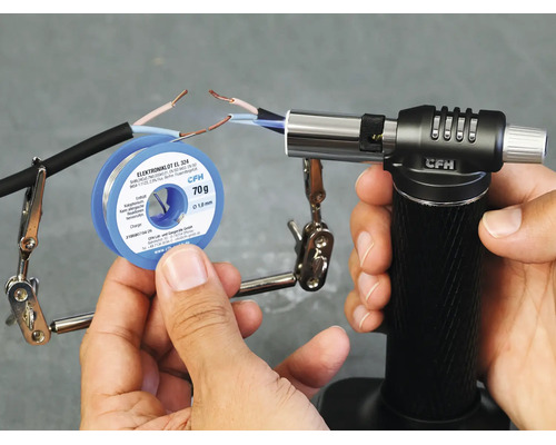 Solderen van kabels met een CFH gasbrander en een rol elektronicasoldeer. CFH Logo.