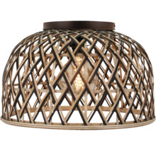 Plafondlamp met een koepelvormige kap van bamboevlechtwerk in naturel en zwart. Binnenin is een zichtbare gloeilamp geplaatst.