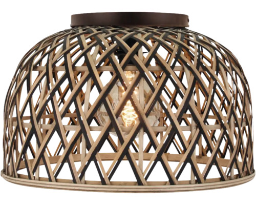 Plafondlamp met een koepelvormige kap van bamboevlechtwerk in naturel en zwart. Binnenin is een zichtbare gloeilamp geplaatst.