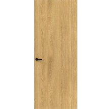 Binnendeur in lichte eikenlook met houtnerf en een zwarte minimalistische deurkruk.