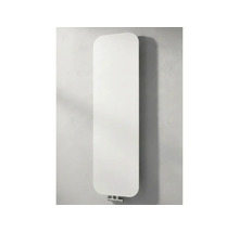 Verticale witte designradiator met gladde voorzijde en afgeronde hoeken voor wandmontage.