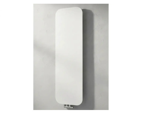 Verticale witte designradiator met gladde voorzijde en afgeronde hoeken voor wandmontage.