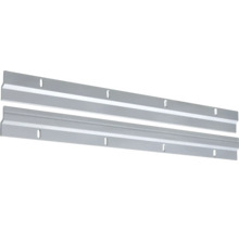 Twee metalen montagerails met voorgeboorde gaten voor wandmontage.