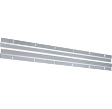 Twee zilverkleurige metalen montagerails met voorgeboorde gaten voor de stabiele wandmontage van keukenkastjes of planken
