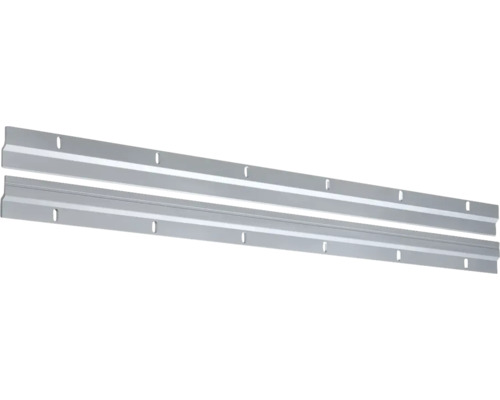 Twee zilverkleurige metalen montagerails met voorgeboorde gaten voor de stabiele wandmontage van keukenkastjes of planken
