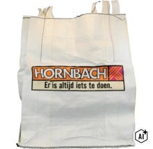 Hornbach Big Bag voor bouwmaterialen en afval met Hornbach Logo. (Image AI modified or generated)
