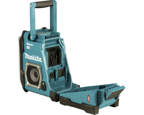 Makita bouwradio met Bluetooth en DAB Plus, open batterijcompartiment aan de achterzijde, met handgreep en luidspreker, Makita Logo.