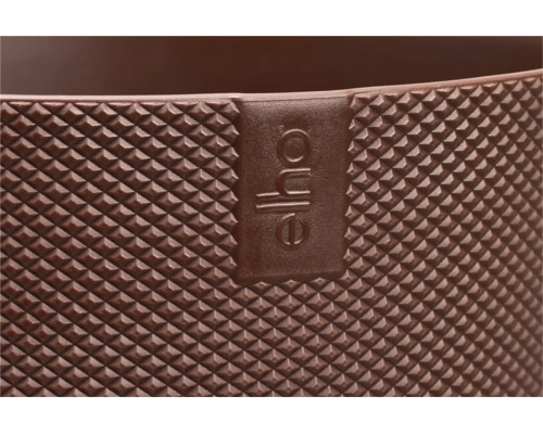 Detailopname van de ruitvormige oppervlaktestructuur van een elho plantenbak met elho Logo.