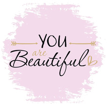Muursticker met de tekst You are Beautiful, pijlen en een hartje op een penseelstreek.