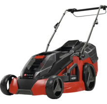 Einhell accu grasmaaier in rood en zwart met duwboom en vier wielen.