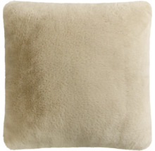 Vierkant, zacht sierkussen van pluizig imitatiebont in beige.