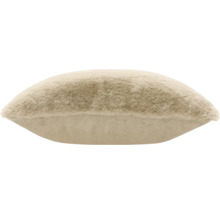 Zacht sierkussen in beige met een kant van pluizig imitatiebont en een gladde achterkant.