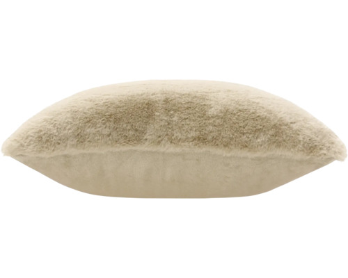 Zacht sierkussen in beige met een kant van pluizig imitatiebont en een gladde achterkant.