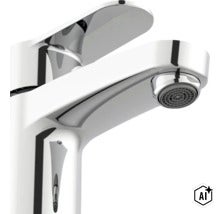 Moderne eengreeps wastafelmengkraan van metaal met glanzend oppervlak en ingebouwde perlator voor in de badkamer. (Image AI modified or generated)