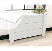 Radiatorombouw in moderne uitstraling met detailopname van de afdekplaat, gedecoreerd in een lichte kamer.